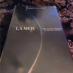 La Mer The Serum Essence in Elegant Silver Packaging